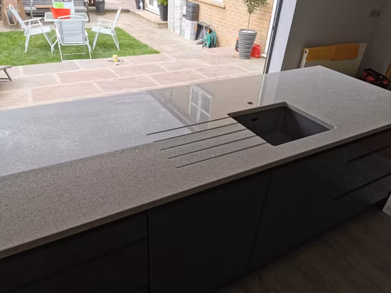 Dalle de quartz d'ingénierie artificielle, quartz blanc étincelant pour comptoir